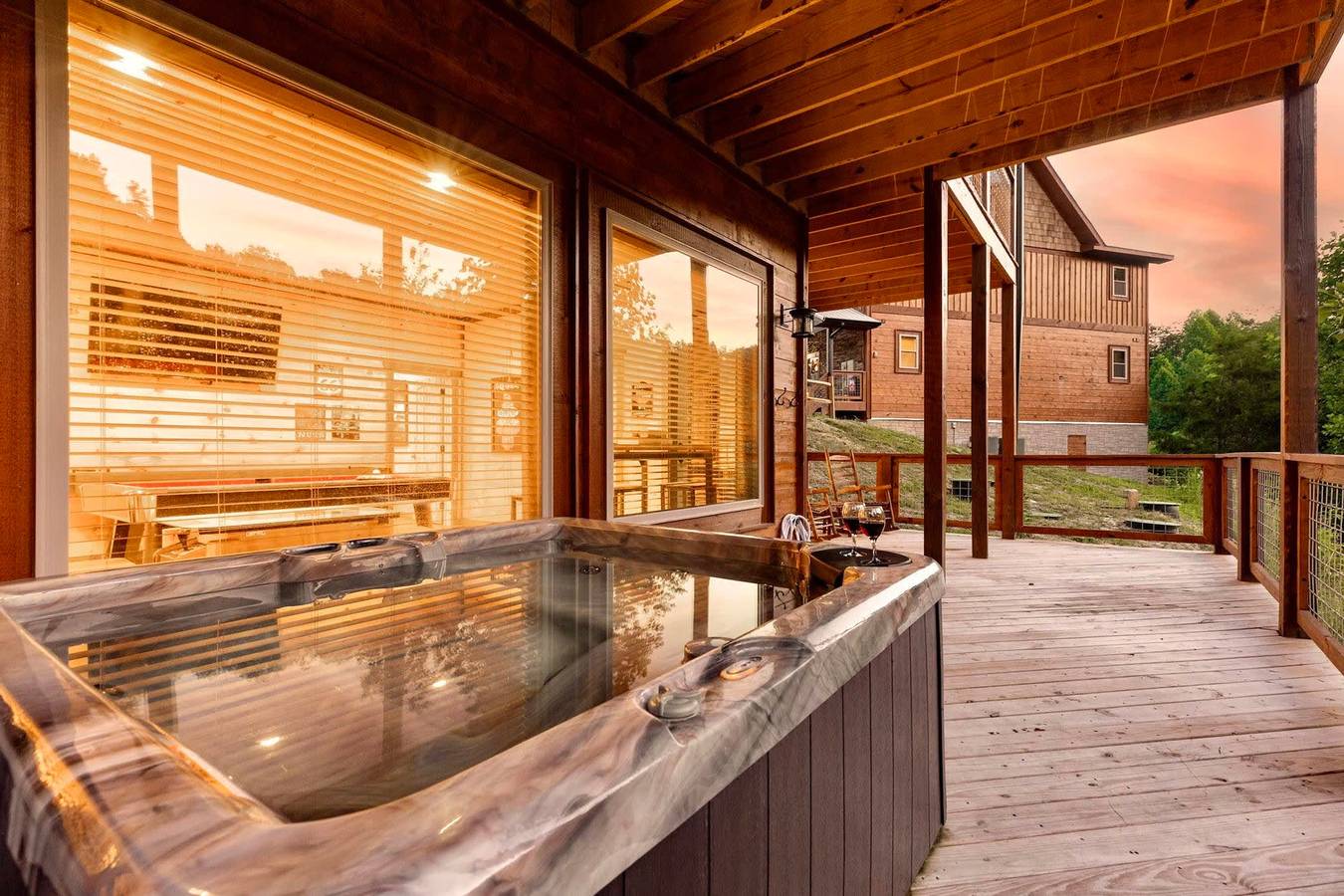 Entire studio, Luxury Brand New Cabin 5b 5.5ba w/Arcade,Theater in Sevier County