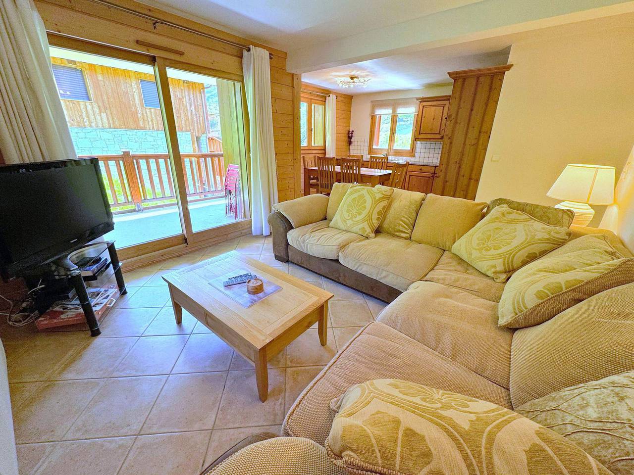 Entire apartment, Spacious 4-Room Apartment with Ski Access, Balcony, and Stunning Views near Les Menuires in Saint-Martin-de-Belleville, Les Trois Vallées