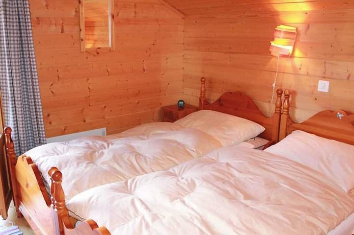 Ganze Wohnung, Joli chalet avec beaucoup de charme situé sous l'hôtel Bella-Tola, proche de toutes commodités, avec in Saint Luc, Anniviers