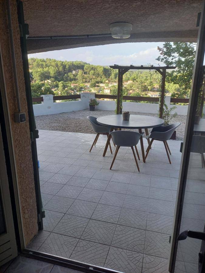Gîte pour 4 personnes, avec terrasse ainsi que vue et jardin, animaux acceptés à Peypin - 4