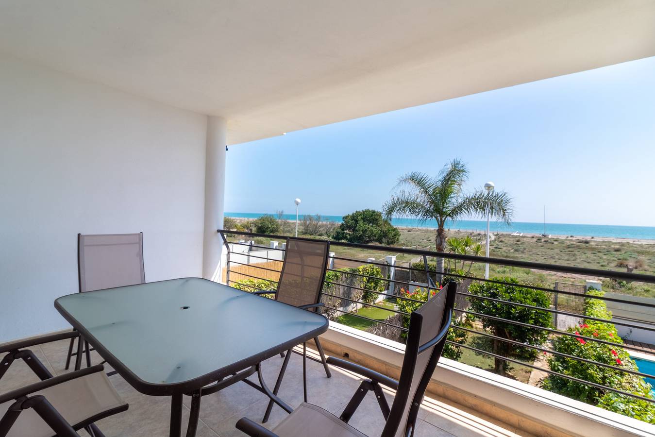 Global Vacacional: Front line beach townhouse with sea views in Playa de Almardá, Sagunto