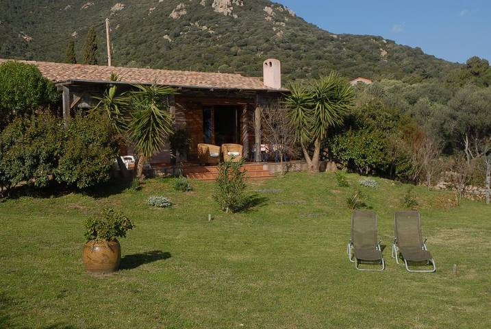 Gîte pour 4 personnes, avec Terrasse ainsi que Jardin et Vue à Monacia-d'Aullène