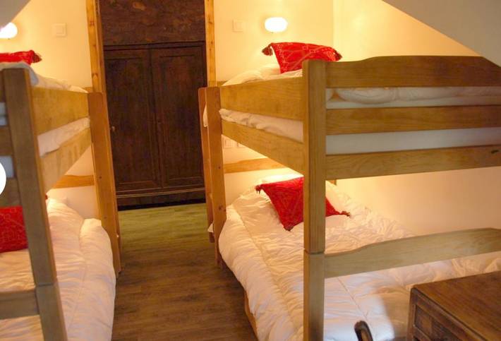 Location de vacances pour 8 personnes, avec vue et jardin, animaux acceptés à Bielle (Pyrénées-Atlantiques) - 4