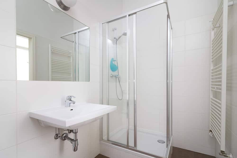 Apartamento inteiro, Recém-renovado uma curta distância Apartment-3 min para centro histórico da cidade in Viena, Floresta de Viena