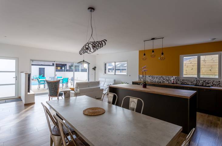 Gîte pour 9 personnes, avec terrasse ainsi que jardin et piscine à Plouescat - 4