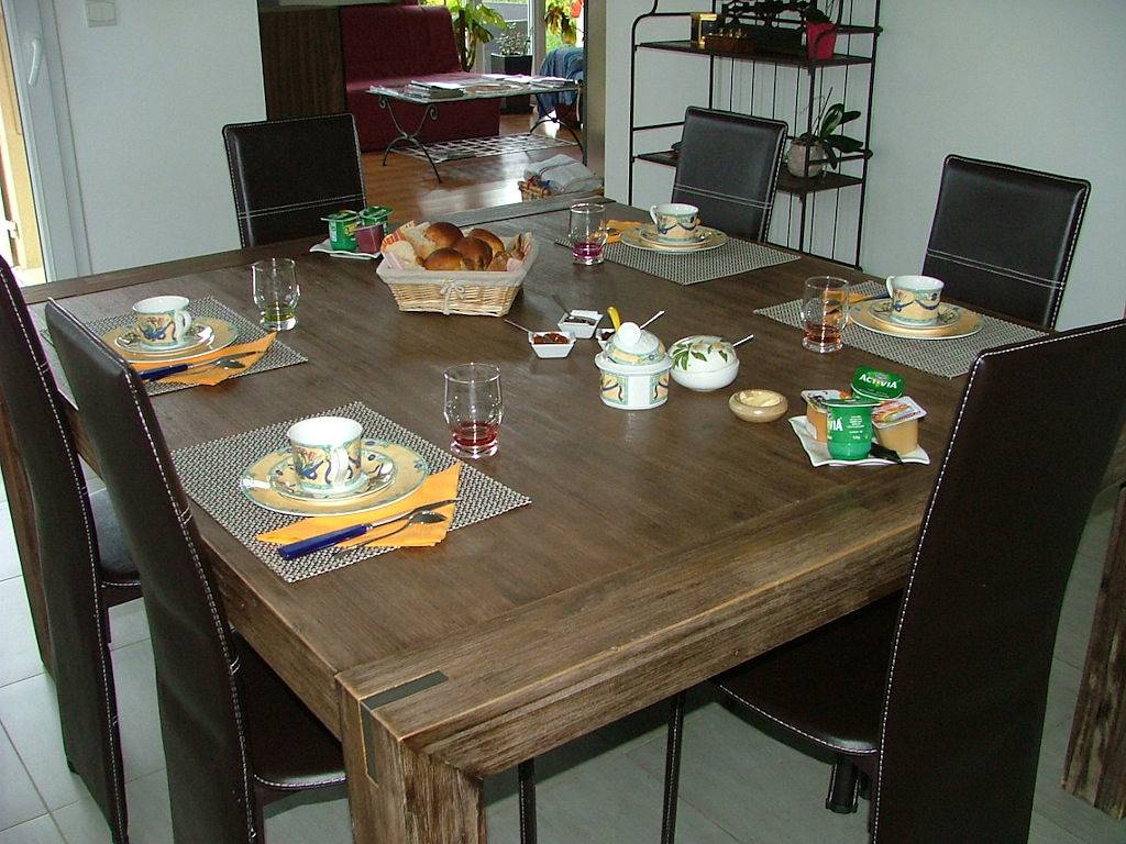 Chambre d'hôtes Les Enselmes - Chambre Ambre in Montagnieu, Région de La Tour-du-Pin