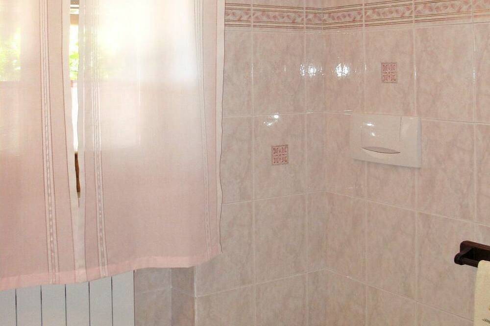 Schönes  Ferienhaus für 2 Leute mit  W-Lan, Klimaanlage, Innenhof und Haustiere erlaubt in Montignoso, Italienische Riviera