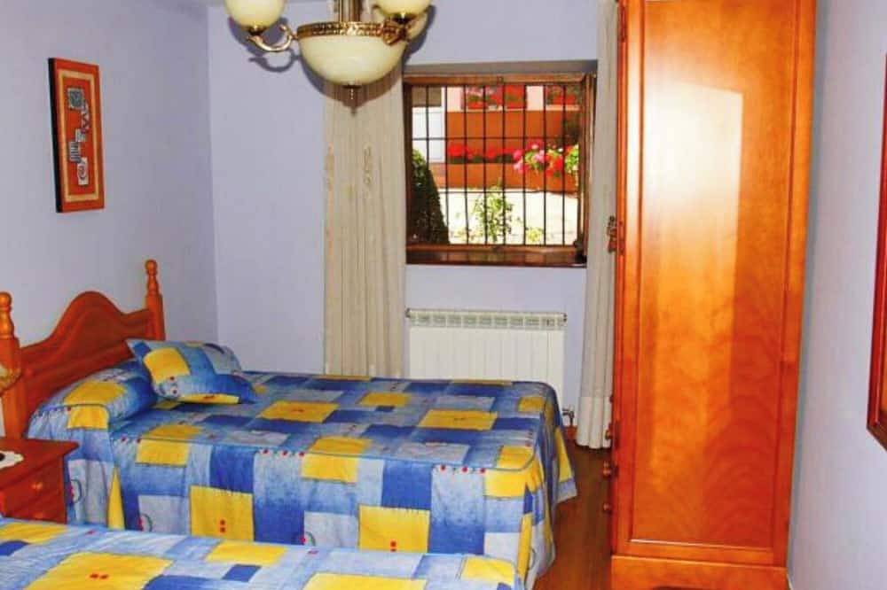 Holiday Home 'Casa Bartolin' with Private Terrace and Private Garden in Cangas del Narcea, Naturpark Fuentes del Narcea, Degaña e Ibias