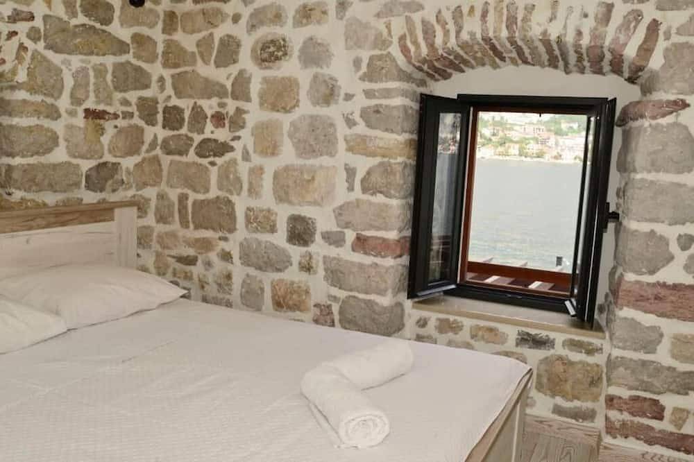 Luxurious Waterfront Three- Bedroom Villa in Muo in Kotor, Boka Kotorska