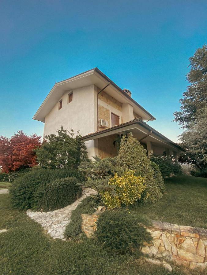 Location de vacances pour 2 personnes, avec vue ainsi que jardin et piscine à Rosciano