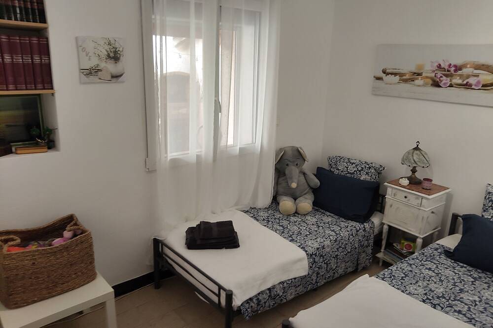 Entire apartment, First floor apartment in a villa with terraces and swimming pool in Ollioules, Toulon region