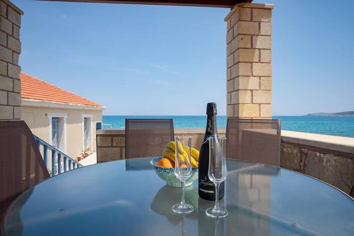 Villa für 7 Personen, mit Ausblick und Pool sowie Garten - 1