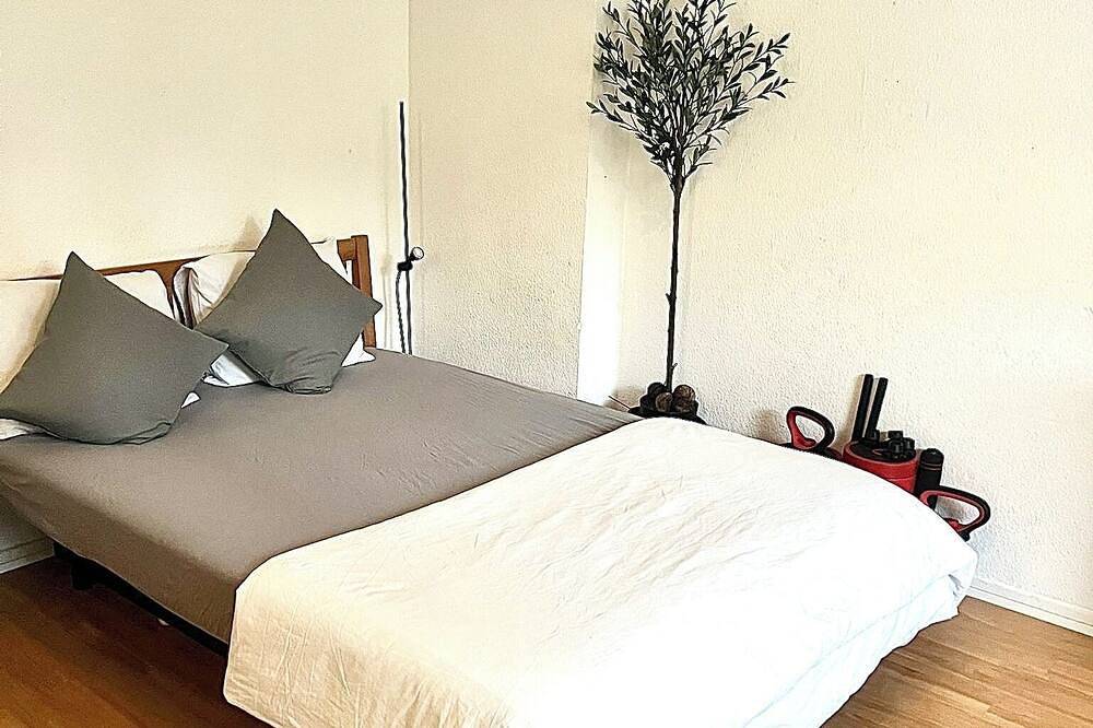 Ganze Wohnung, Bachelors apartment with free weights equipments in Köln in Köln, Rheinland