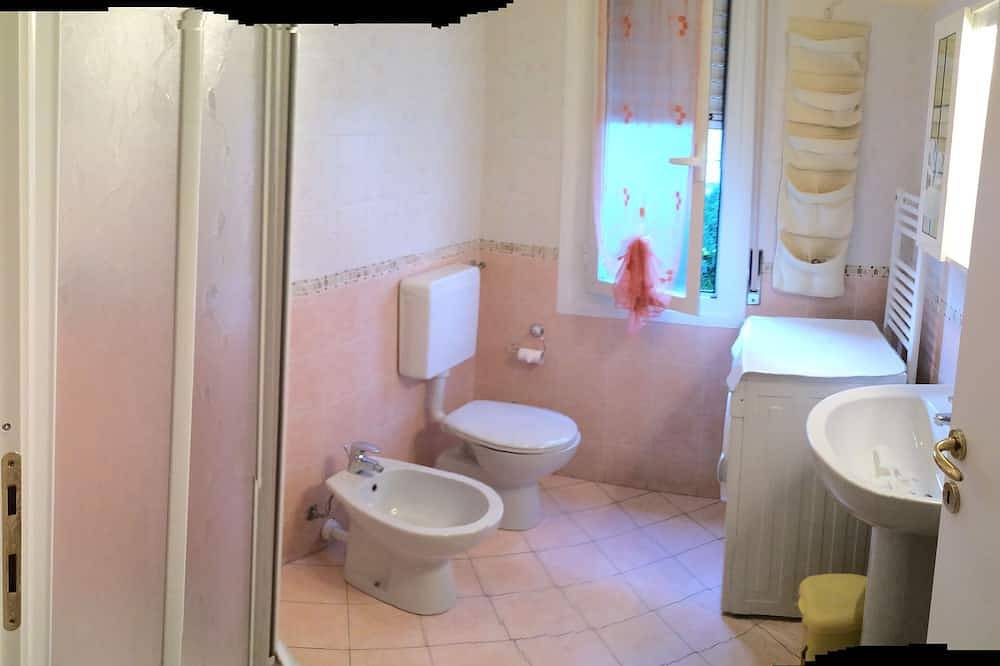 Appartamento intero, Casa Greta 5 minutes walk from the beautiful beaches and cycle path. Balcony in Taggia  (Città), Taggia
