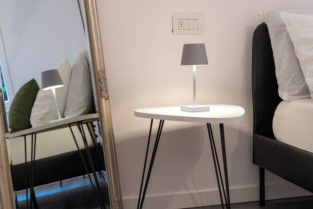 Entire apartment, Residenza The Rock, Appartamento Deluxe con Balcone, A/c, Parcheggio, Wi-fi in Nago-Torbole, Garda Mountains