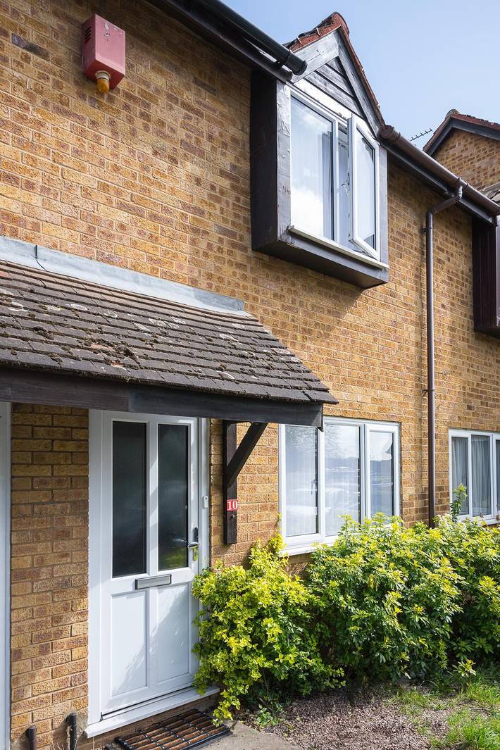 2-Bed House, Sleeps 6, Parking in Dartford, Kent