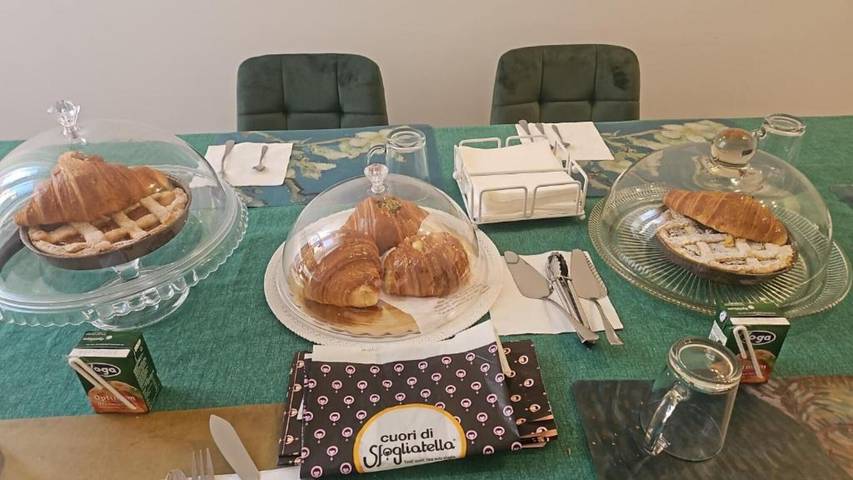 Bed and Breakfast 'Garibaldi Station Rooms - Suite 6Pp' with Wi-Fi and air conditioning in Naples, Naples Province