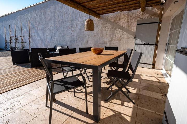 Location de vacances pour 4 personnes, avec jardin ainsi que terrasse et piscine dans Parc ornithologique du Pont de Gau - 2