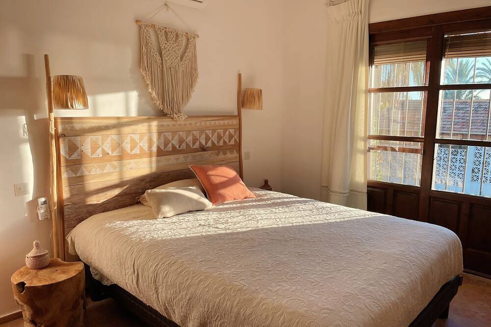 Marbella, Villa 4 Schlafzimmer, 3 Bäder, Garten und privater Pool in Las Chapas, Marbella