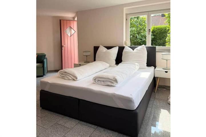 Ganze Wohnung, Ferienwohnung - umgeben von blühenden Hortensien und Gartenidylle. in Teningen, Südschwarzwald