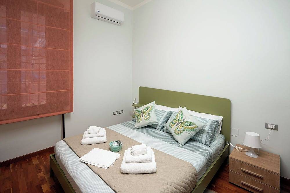 Family room with shared bathroom in Salerno, Costa tirrenica campania