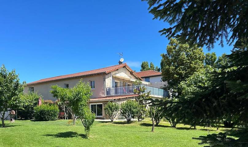 Location de vacances pour 2 personnes, avec vue et jardin à Vienne (Isère)