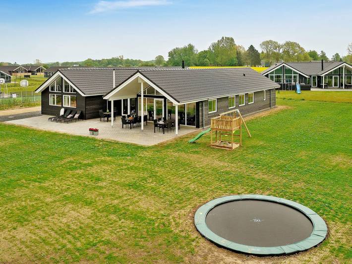 Ferieudlejning for 18 personer, med Jacuzzi og Terrasse såvel som Pool og Sauna i Bogense