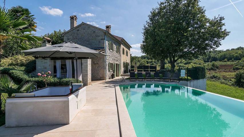 Ferienhaus für 8 Personen, mit Whirlpool und Balkon sowie Pool und Garten