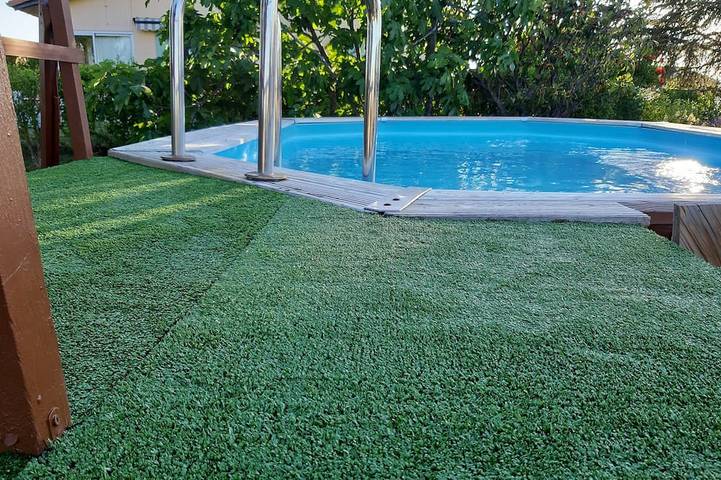 Gîte pour 2 personnes, avec piscine ainsi que jardin et terrasse, animaux acceptés à Villeneuve-de-Berg