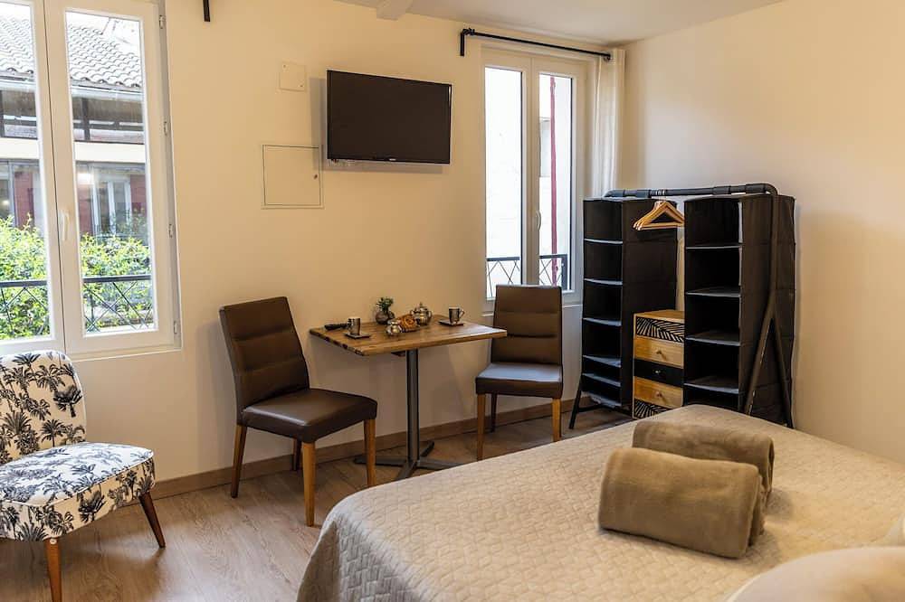 Entire apartment, Charming modern apartment in a quiet Provencal house in Eyragues Alpilles in Eyragues, Arles region
