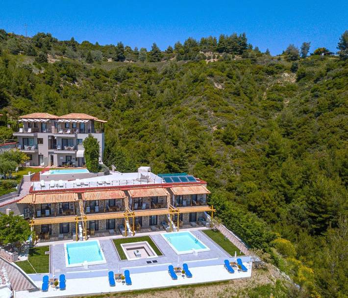 Appart’hôtel pour 7 personnes, avec bassin pour enfant et piscine ainsi que vue et jardin, adapté aux familles