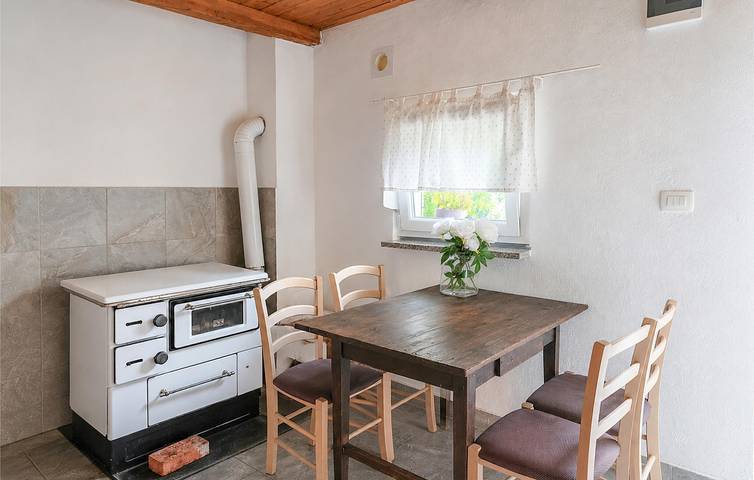 Gemütliche 1-Zimmer-Wohnung mit Terrasse, Kamin und Parkplatz in Gospitsch, Lika-Senj