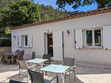 Gîte pour 4 personnes, avec vue ainsi que piscine et terrasse, animaux acceptés à Vins-sur-Caramy