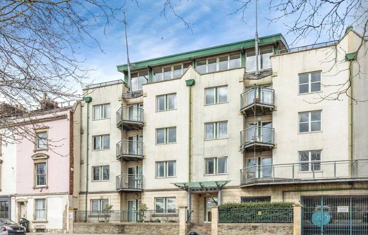 Vacation apartment for 2 people, with Balcony and View as well as Lake view in Bristol