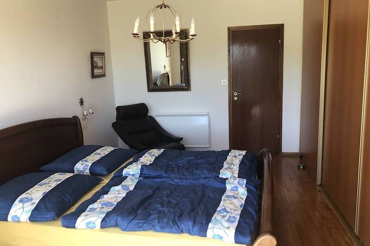 Location de vacances pour 8 personnes, avec jardin à Jarnioux - 4