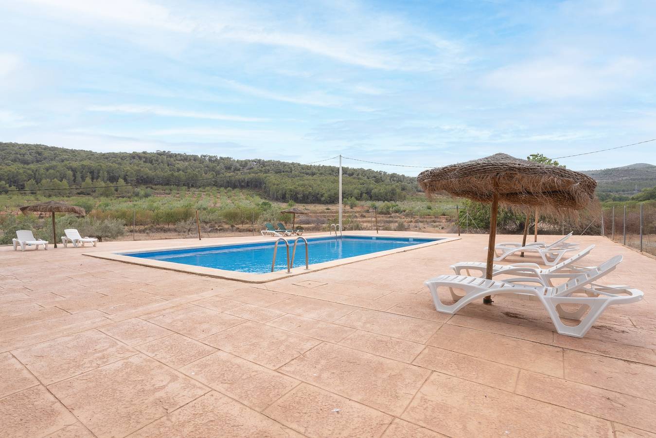 Apartamento entero, Apartamento 'Bruno' con vistas a la montaña, piscina y jardín compartidos in Altura (España), Provincia de Castellón