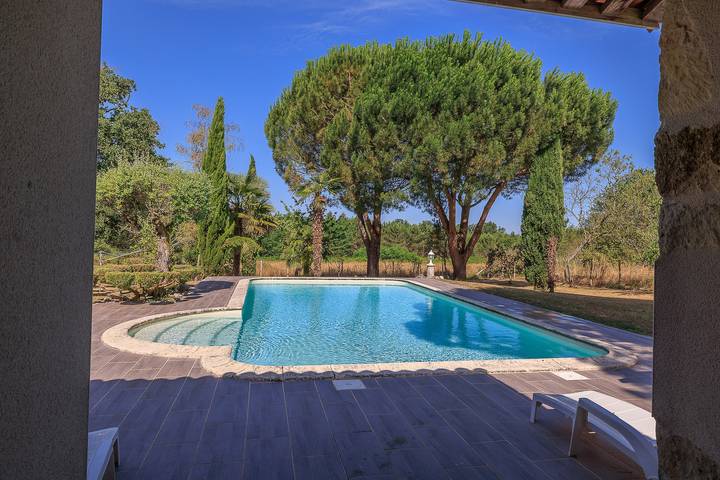 Location de vacances pour 8 personnes, avec Terrasse ainsi que Jardin et Piscine dans Boscamnant