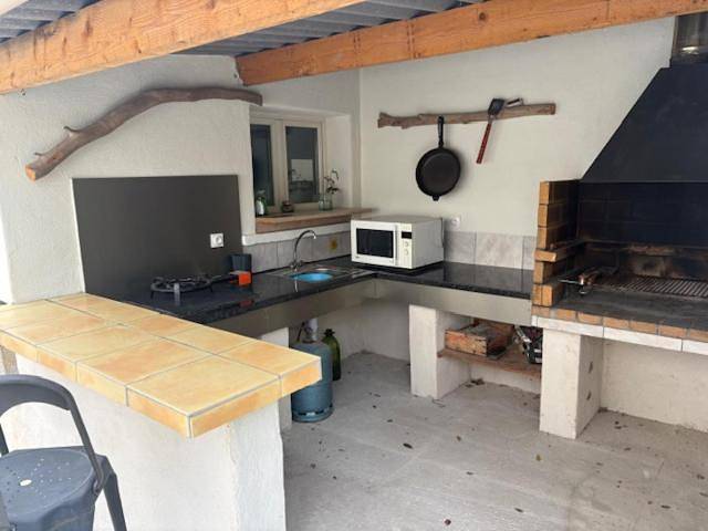Location de vacances pour 4 personnes, avec Terrasse et Jardin ainsi que Piscine et Vue à Lunel - 2