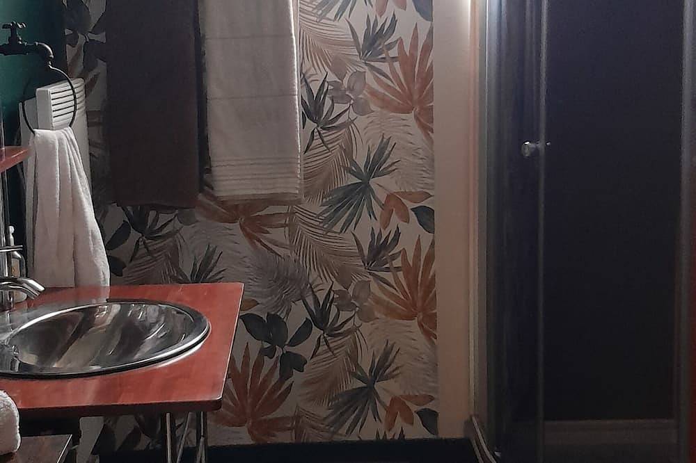 Appartement entier, A la campagne ,à 25min de Clermont-Fd ,appartement neuf avec jardin privé.. in Saint-Julien-de-Coppel, Parc Naturel Régional Livradois-Forez