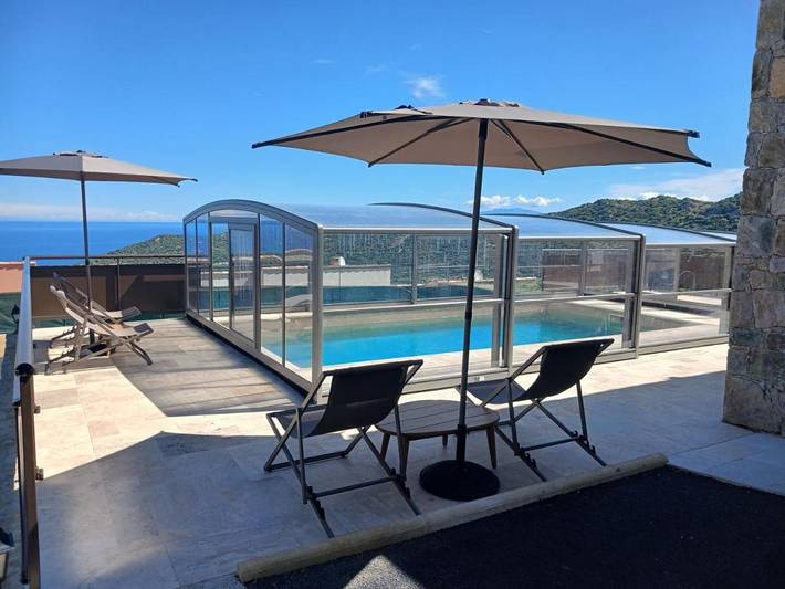 Chambre d’hôte pour 2 personnes, avec terrasse ainsi que piscine et vue