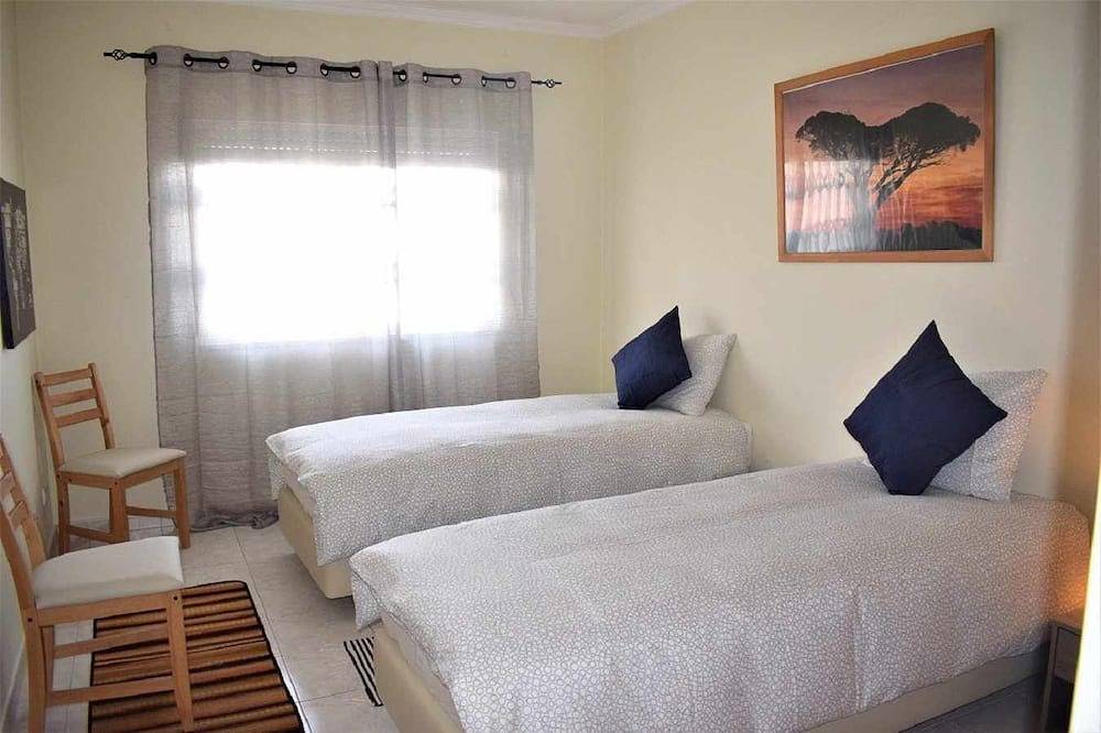 Apartamento inteiro, Quarteira T2 Centro, terraço comum com vista mar in Quarteira, Distrito de Faro