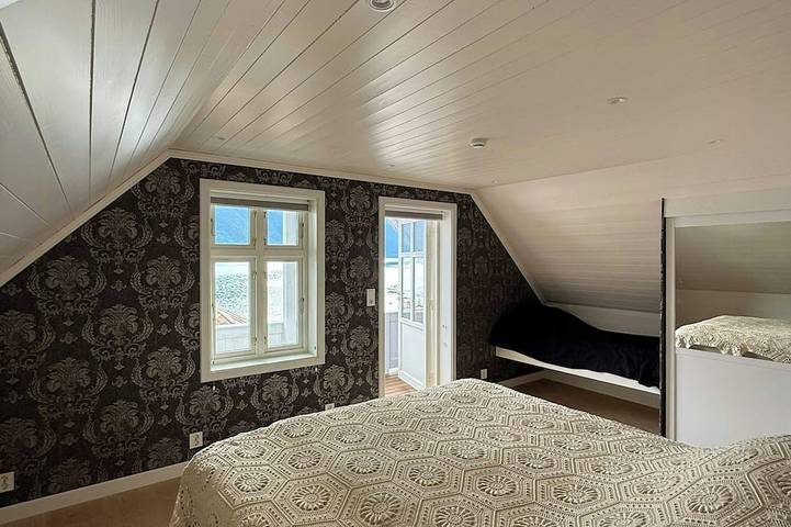 Historisches Haus am Fjord in Solvorn in Sognefjord
