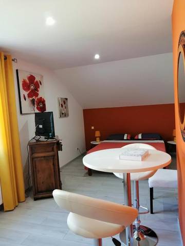 Chambre d’hôte pour 2 personnes, avec terrasse ainsi que jardin et vue à Ussel
