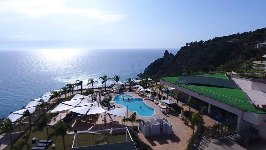 Resort, con Terrazza e Giardino nonché Piscina a Faro Capo Vaticano