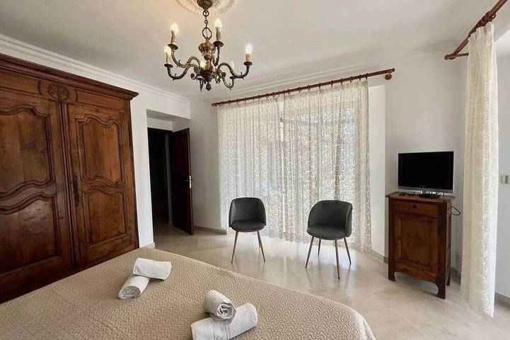 Location de vacances pour 12 personnes, avec piscine et balcon à Cornillon - 4