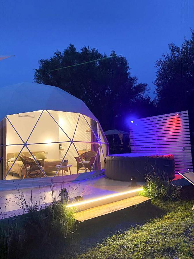 Glamping per 2 persone, con giardino e idromassaggio nonché piscina in Calabria