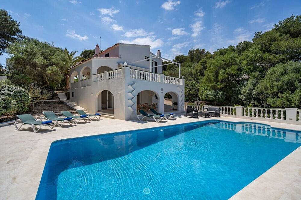 Magnificent Villa Luminosa- private pool and views in Port d'Addaia, Es Mercadal
