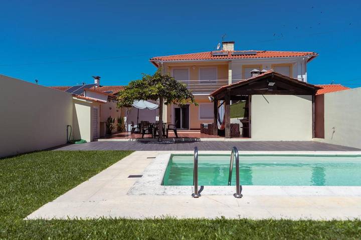 Location de vacances pour 10 personnes, avec Balcon et Terrasse ainsi que Jardin et Piscine à Estarreja