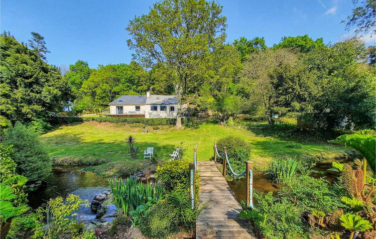 Gîte pour 4 personnes, avec terrasse et jardin à Plouigneau