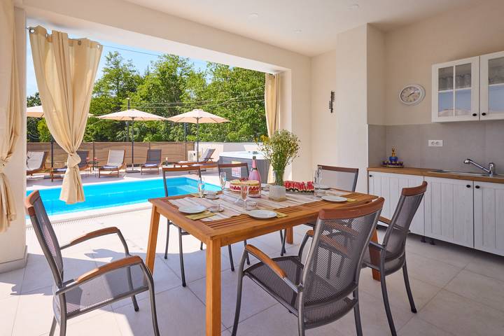 Ferienhaus für 8 Personen, mit Balkon und Terrasse sowie Pool und Sauna